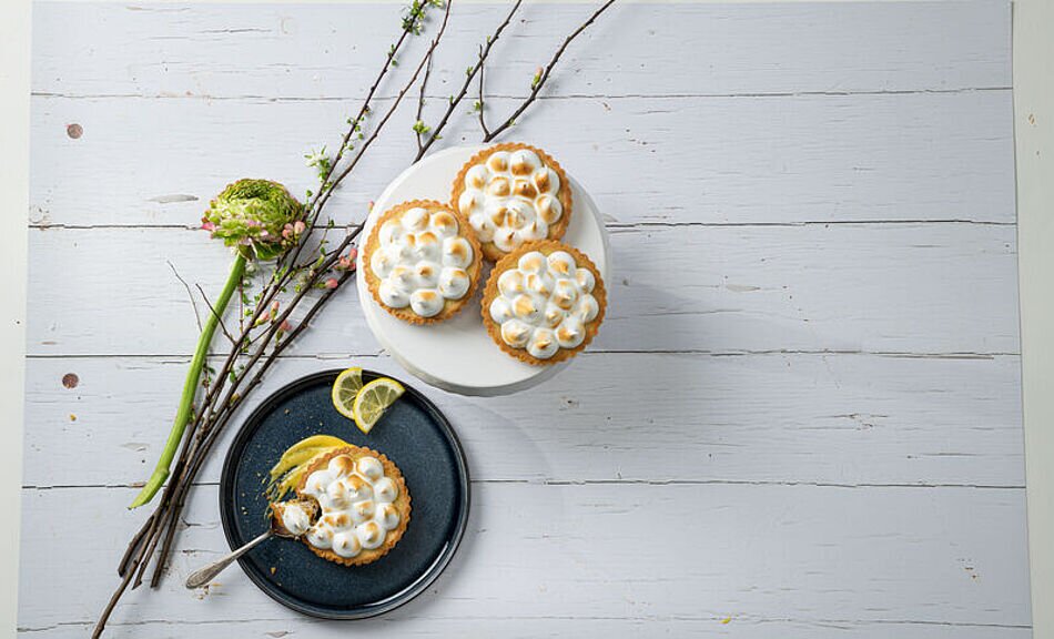 Tortine di frolla al limone, con meringa flambè