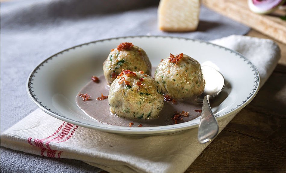 Canederli su Crema di Radicchio e Briciole di Prosciutto crudo