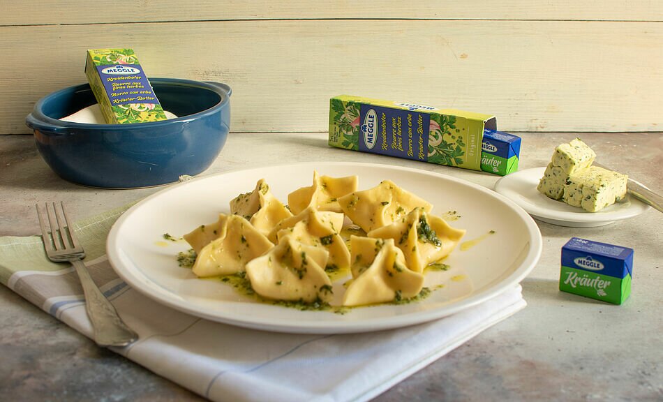 Ravioli ripieni al formaggio con burro alle erbe