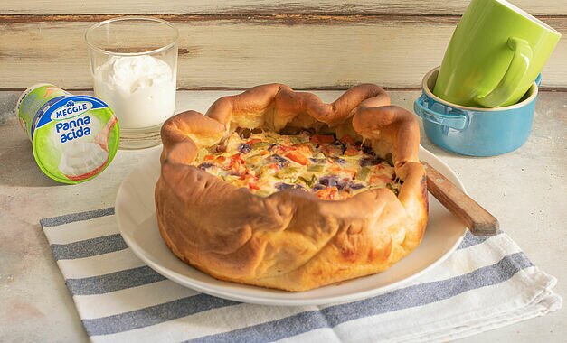 Torta salata con verdure e panna acida