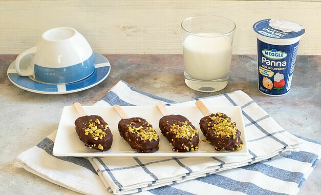 Mini gelati alla panna ricoperti al cioccolato e pistacchi