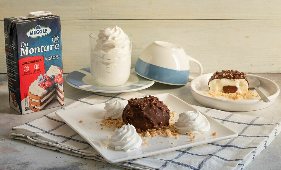 Mousse ricoperta al cioccolato con cuore di nocciola