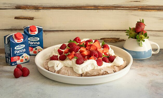 Pavlova al cacao e frutti rossi