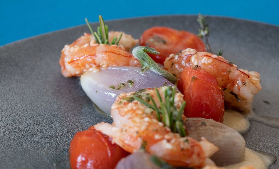 Gamberoni al burro con crema di melanzane