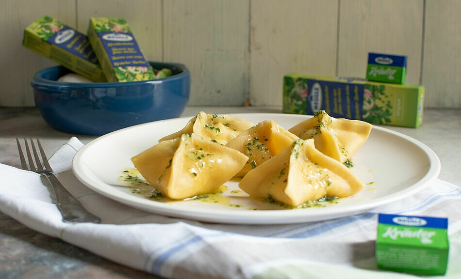 Ravioli ripieni al formaggio caprino con burro alle erbe